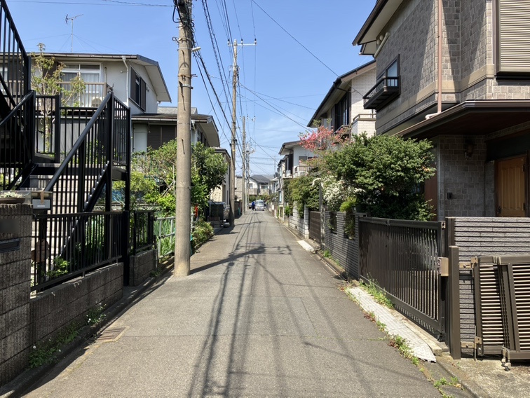 【前面道路含む現地写真】コンビニまで徒歩3分と、日常のちょっとした買い物にも便利な立地です。前面道路はアスファルト舗装で整備されており、自転車やベビーカーでの移動もスムーズに行えます。