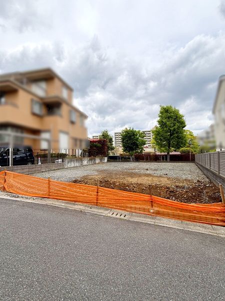 本物件（南西側道路上から撮影）