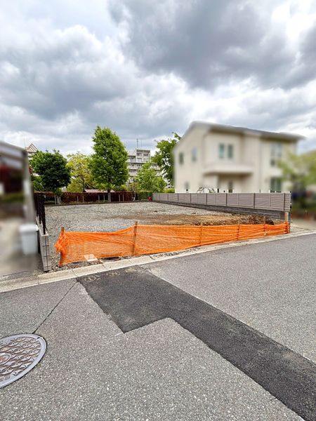 本物件（南西側道路上から撮影）