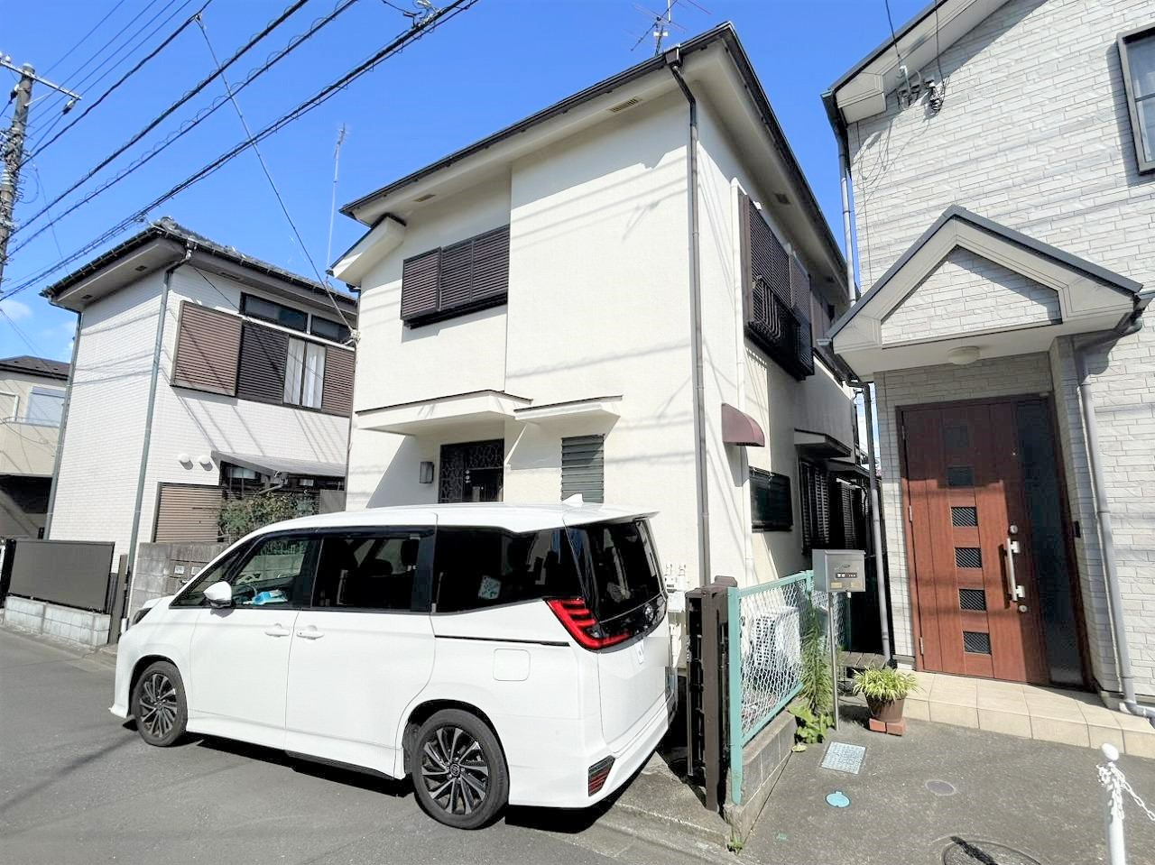 【現地土地写真】建築条件はありませんので、お好きなハウスメーカーや工務店で建築が可能。現況古家があり、隣地との間隔や陽当りなど、実際に現地にてご確認いただけます。