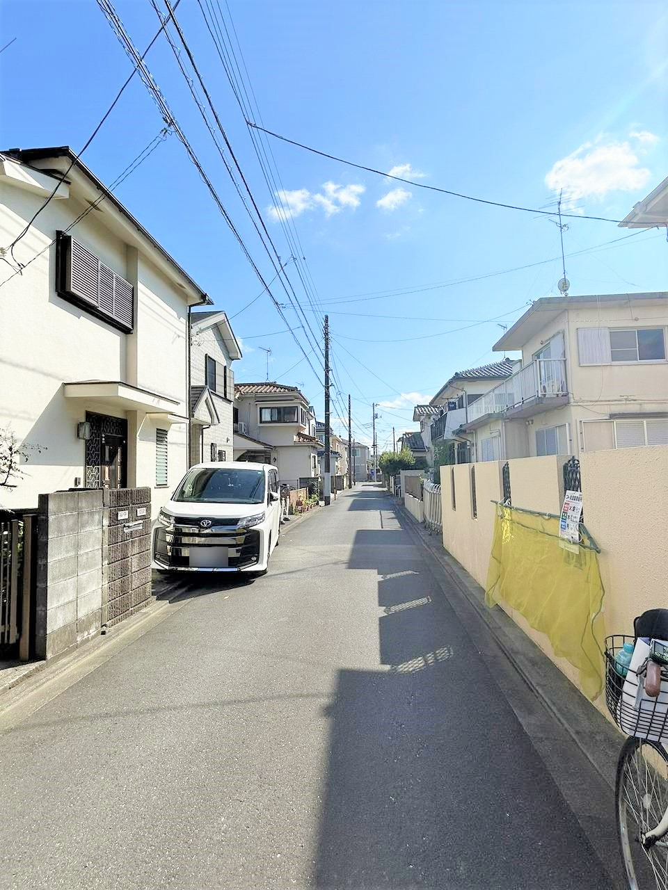 【前面道路含む現地写真】前面道路は北西側幅員約4.02mの公道です。道路との高低差がほとんどなく、お車の出し入れがスムーズに行えます。