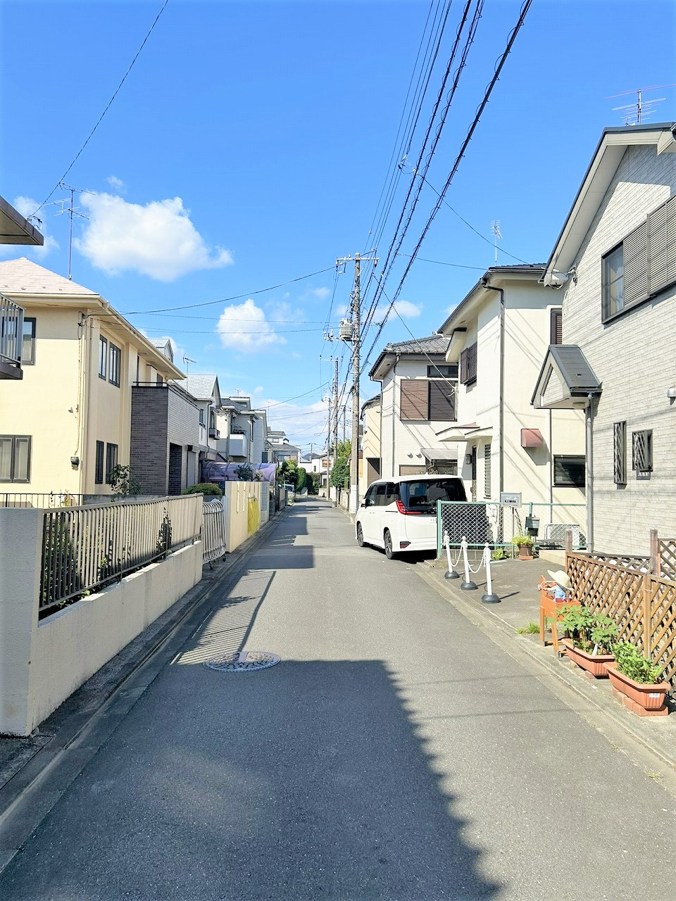 【前面道路含む現地写真】スーパー・コンビニまで徒歩4分、保育園・小中学校まで徒歩10分圏内で、子育て世帯にもおすすめのロケーションです。