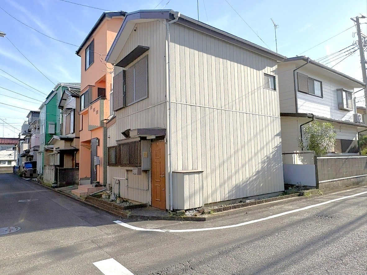 【相模原市南区麻溝台7丁目 土地】開放的な北東角地。神奈川中央交通バス「麻溝台」停まで徒歩7分。小田急小田原線「相模大野」駅・「小田急相模原」駅までバスでアクセスできます。