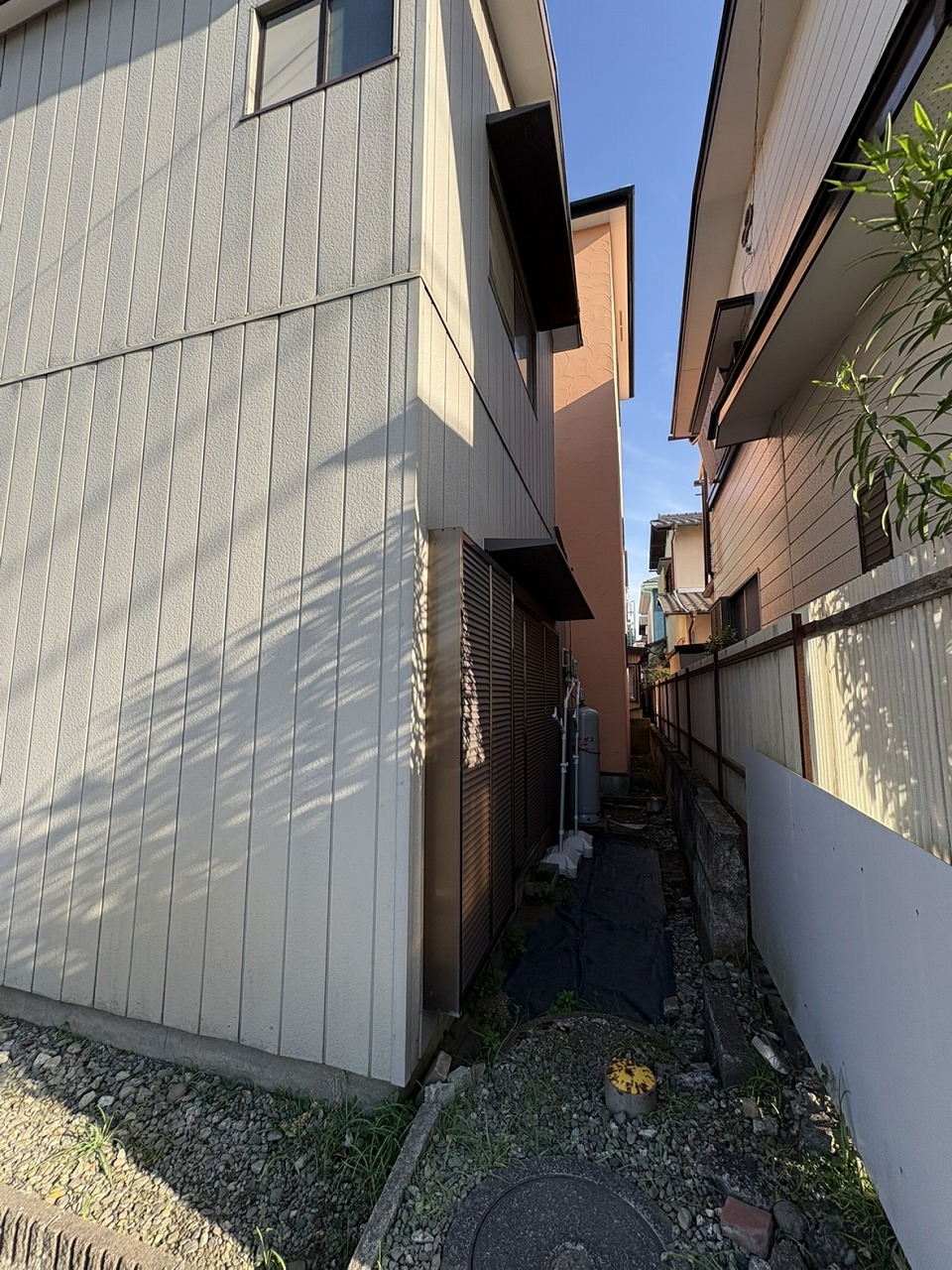 【現地】周囲には、既に戸建住宅などの建物が建っています。実際の陽当り状況や隣地との間隔などを、現地にてお確かめいただけます。