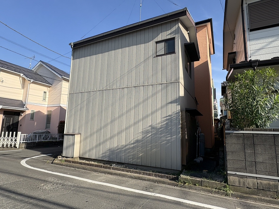 【前面道路含む現地】北側が幅員約6.0m、東側が幅員約4.0mの公道に面しています。アスファルト舗装されているため、通行しやすいです。