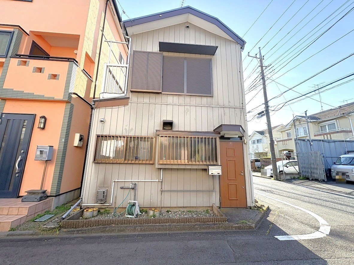 【前面道路含む現地】北側・東側の2方が道路に面しており、採光や通風を考慮して設計しやすい土地です。2面採光や朝日が差し込む窓の配置なども検討できます。