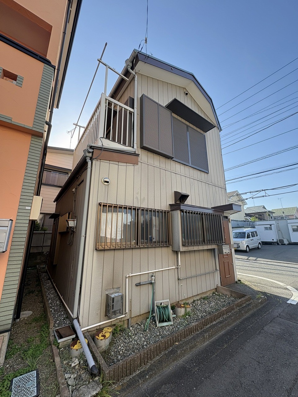 【現地】建築条件無し売土地につき、お好きなハウスメーカー・工務店を利用可能です。ご家族の暮らしに合った理想の住まいが叶います。