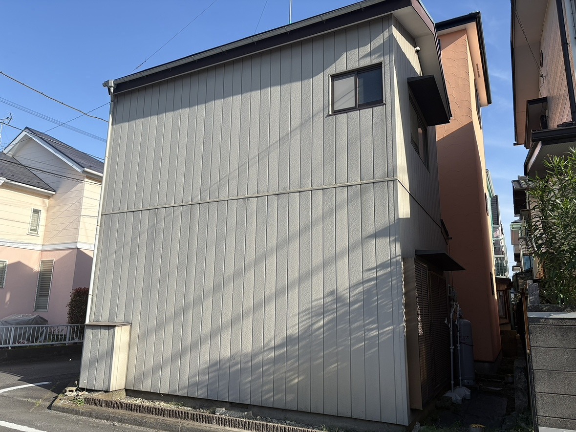 【現地】準工業地域内に位置する、建ぺい率60%、容積率200%の売土地です。建築可能な建物のボリュームなど、お気軽にお問い合わせください。