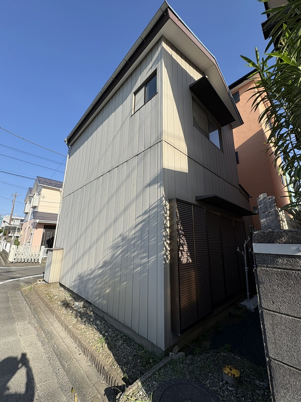 【現地】公営水道・公共下水を利用可能。現況は2階建の古家有りにつき、現地で暮らしをイメージしながらプランニングすることができます。