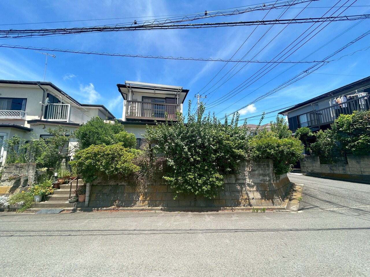 【藤沢市高倉 土地】高台に位置する、開放的な角地。小田急江ノ島線「長後」駅まで徒歩11分、小田急江ノ島線/横浜市営地下鉄ブルーライン「湘南台」駅まで徒歩20分です。