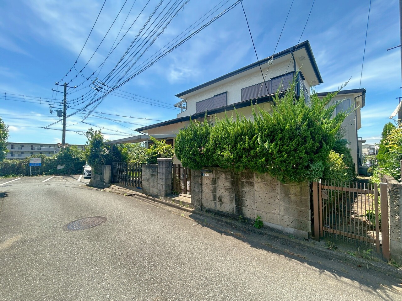 【前面道路含む現地写真】建築条件無し売土地につき、お好きなハウスメーカー・工務店をお選びいただけます。ご家族のライフスタイルに合った、理想の住まいを検討可能です。
