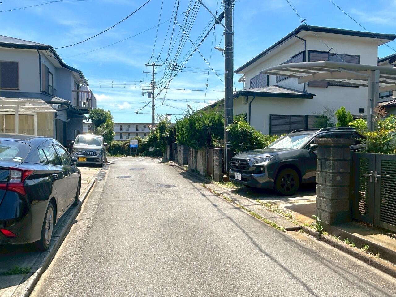【前面道路含む現地写真】2階建の古家が建っているため、実際の陽当り状況や風通しなどを考慮したプランニングが可能です。詳細は、お気軽にお問い合わせください。