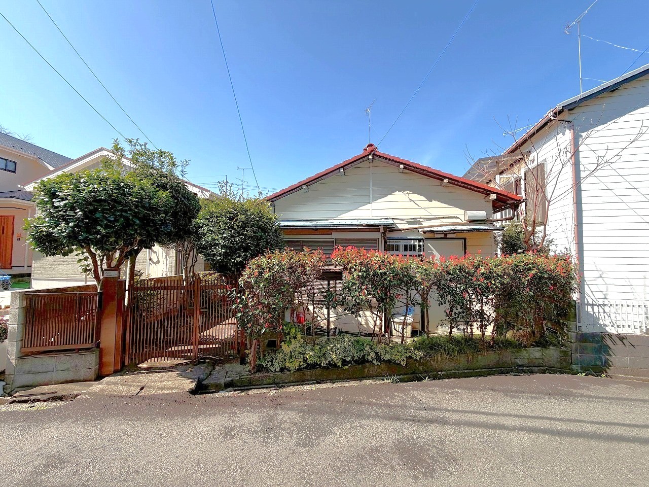 【現地外観】第一種低層住居専用地域内に位置しています。周辺には低層住宅が建ち並び、落ち着いた住環境です。子育て世帯にもおすすめです。※解体前の画像です。
