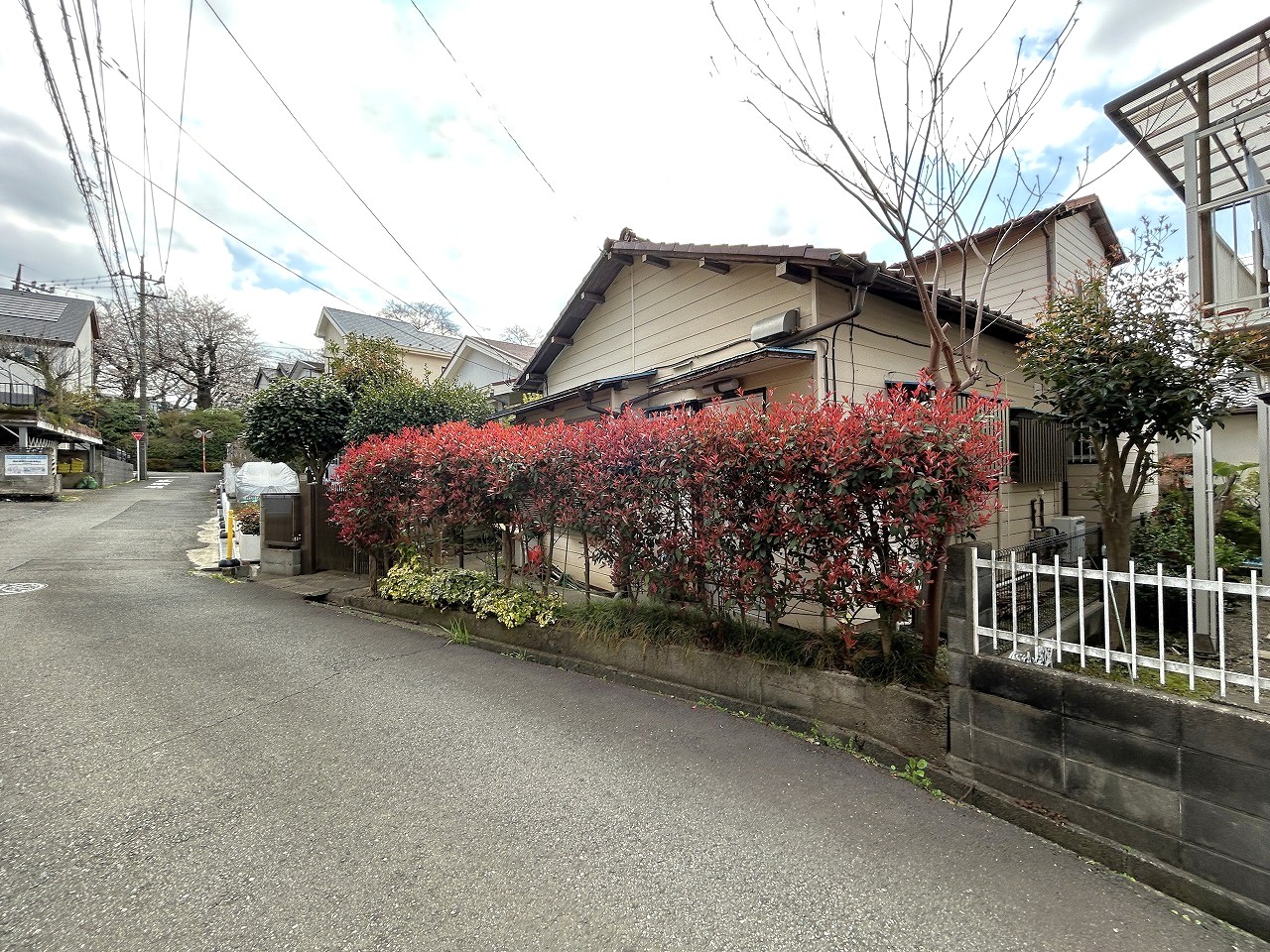 【現地外観】現在、古家を解体中です。建築条件はありません。お好きな工務店・ハウスメーカーで理想の住まいをご検討いただけます。※解体前の画像です。