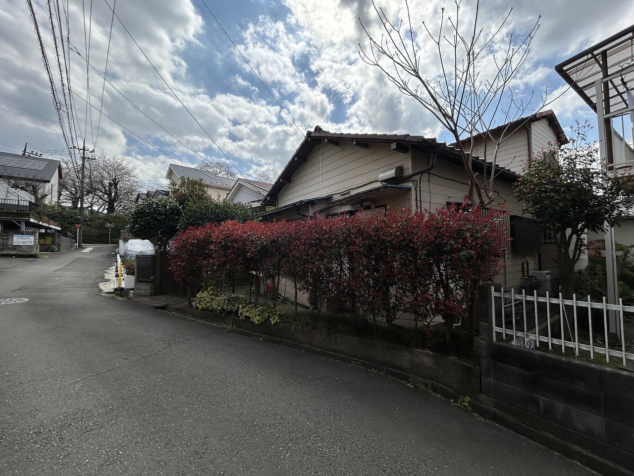 【現地外観】建ぺい率は40％、容積率は80％です。建築プランや建築可能なボリュームなど、詳しくはお気軽にお問い合わせください。※解体前の画像です。