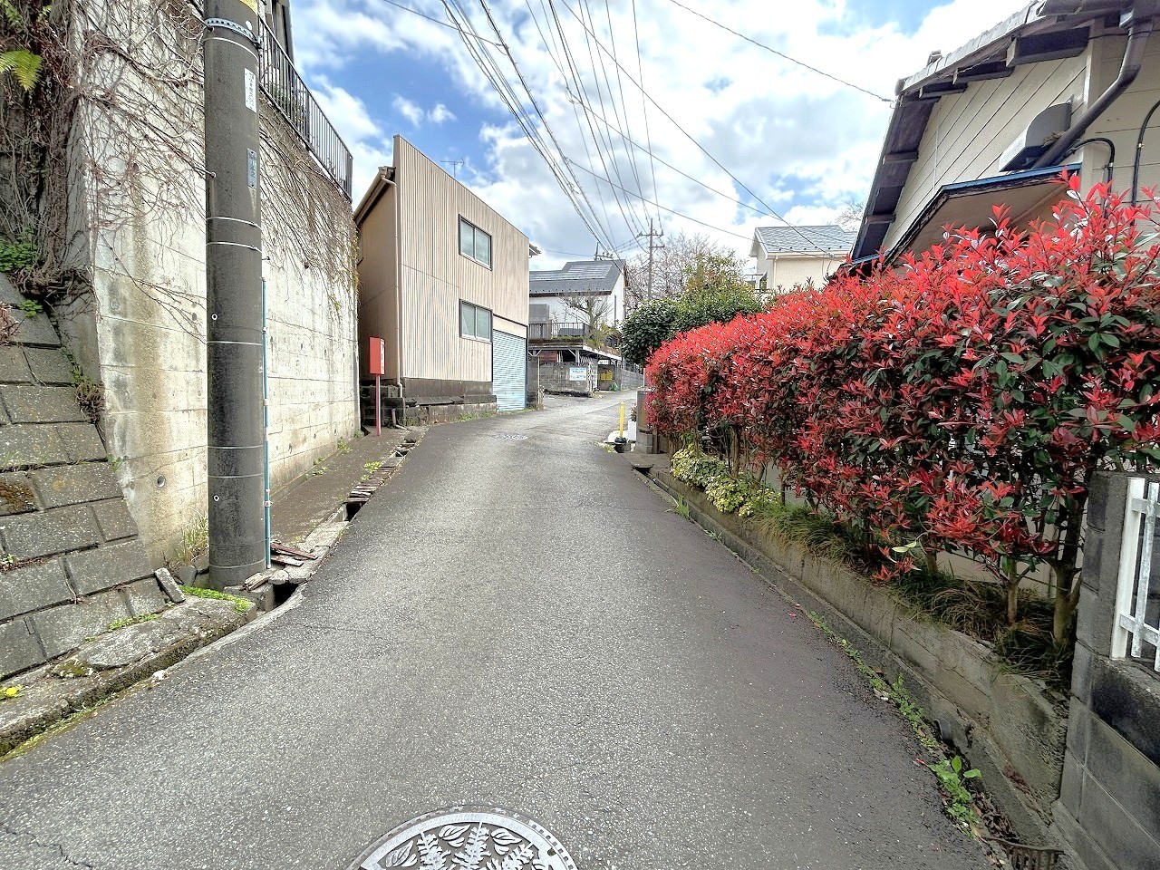 【前面道路含む現地】東側前面道路は幅員約4.0m。アスファルト舗装済みのため、お車の出し入れもスムーズです。※解体前の画像です。