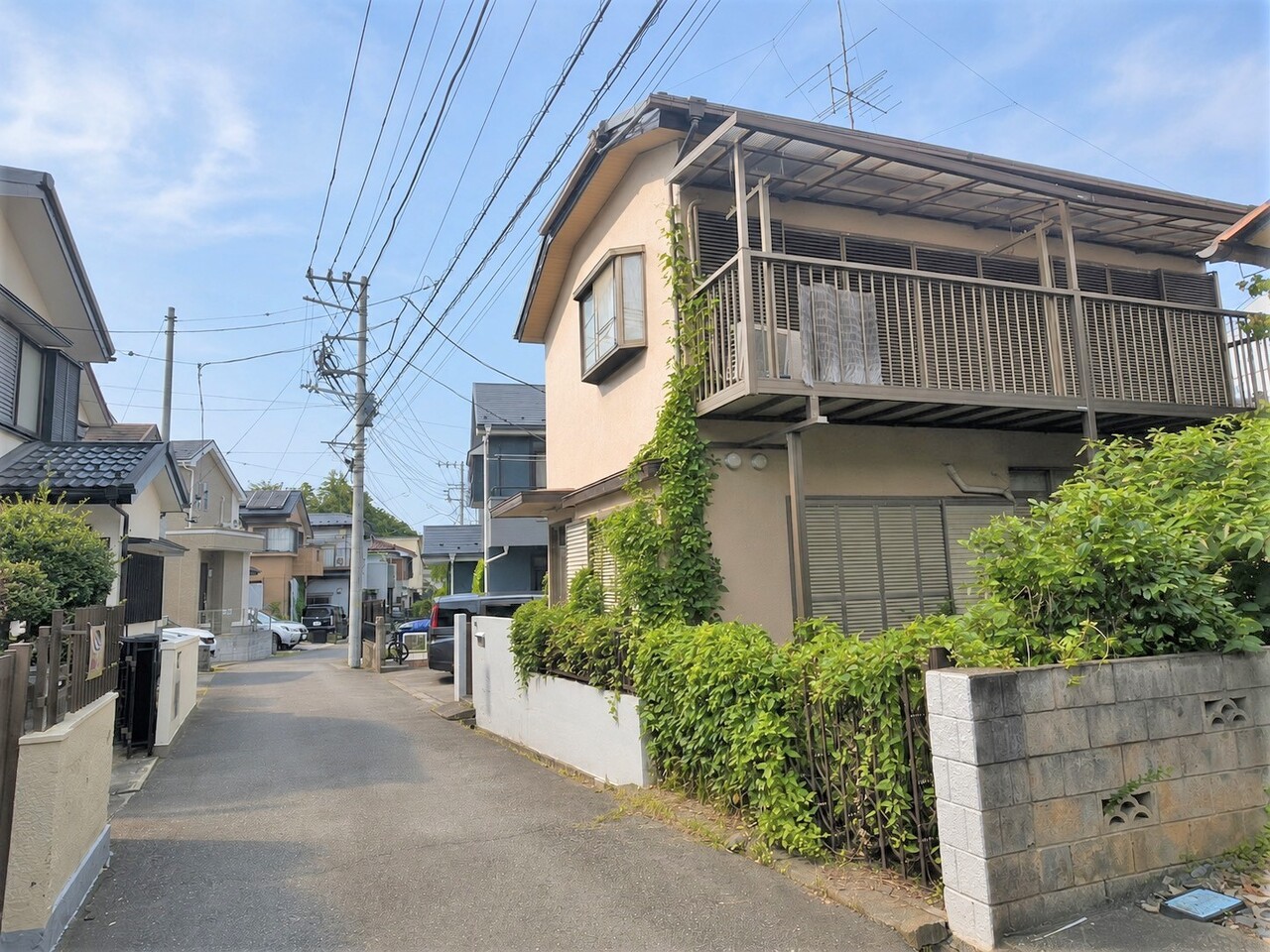 【町田市旭町3丁目土地】建築条件なし売土地につき、お好きなハウスメーカーをご利用いただけます。第一種低層住居専用地域内、車通りの少ない閑静な住宅街に位置しており、落ち着いた暮らしが叶いそうです。