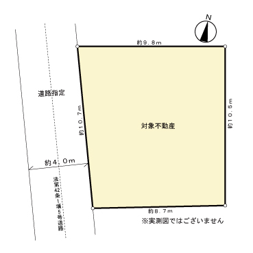 間口約10.7mのゆとりが確保されています。建ぺい率40%、容積率80%。現況古家があるため、実際の採光状況や建物のボリュームなどを事前に確認可能です。室内をリフォームして、居住することもできます。