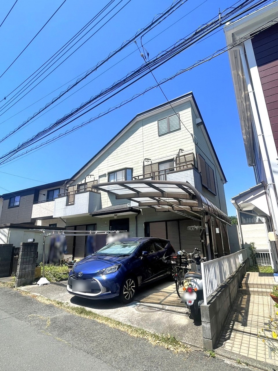 【現地土地】周辺には既に建物が建ち並んでいます。実際の陽当たりや隣地との間隔などを考慮した住まいづくりを行えます。