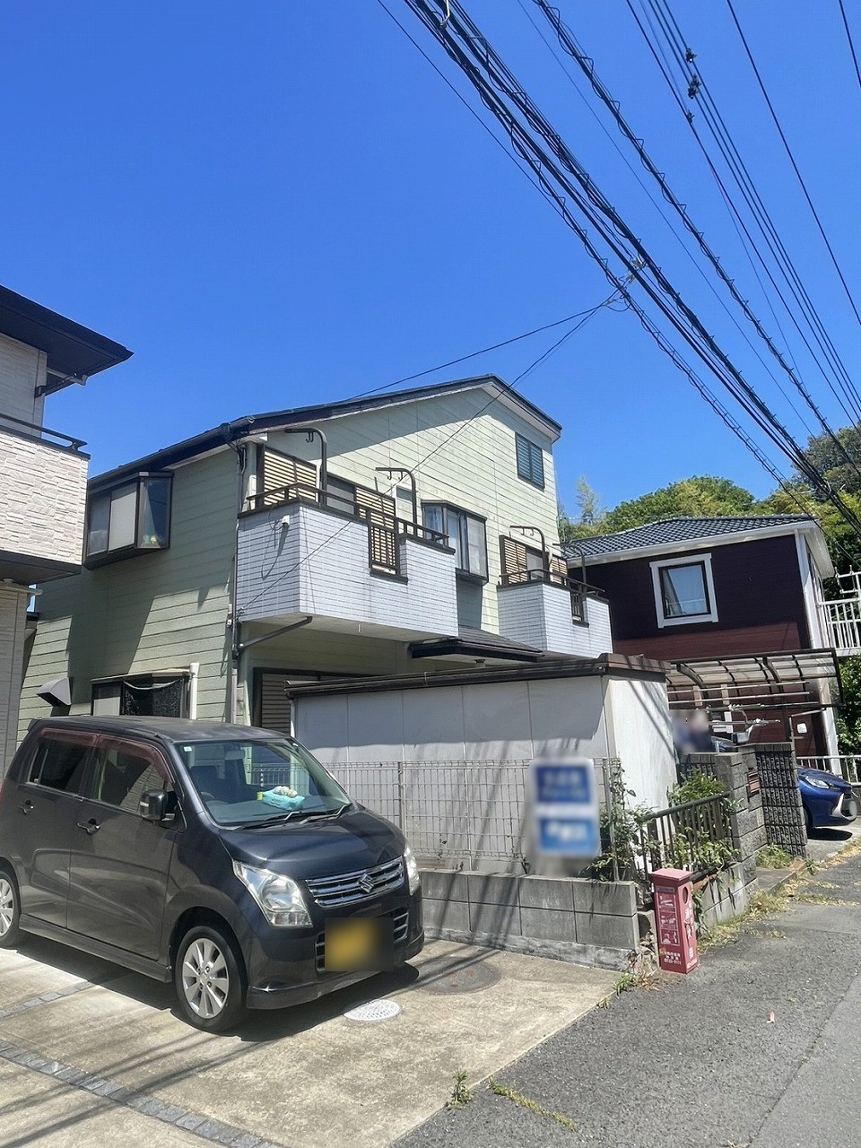 【現地土地】間口約10.5mで接道しています。前面道路との高低差が少なく、車や自転車の出し入れもスムーズにできます。