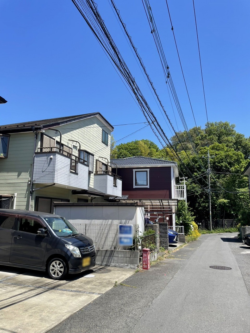 【前面道路含む現地】南西側前面道路です。アスファルト舗装されています。自転車やベビーカーもスムーズに走行できそうです。