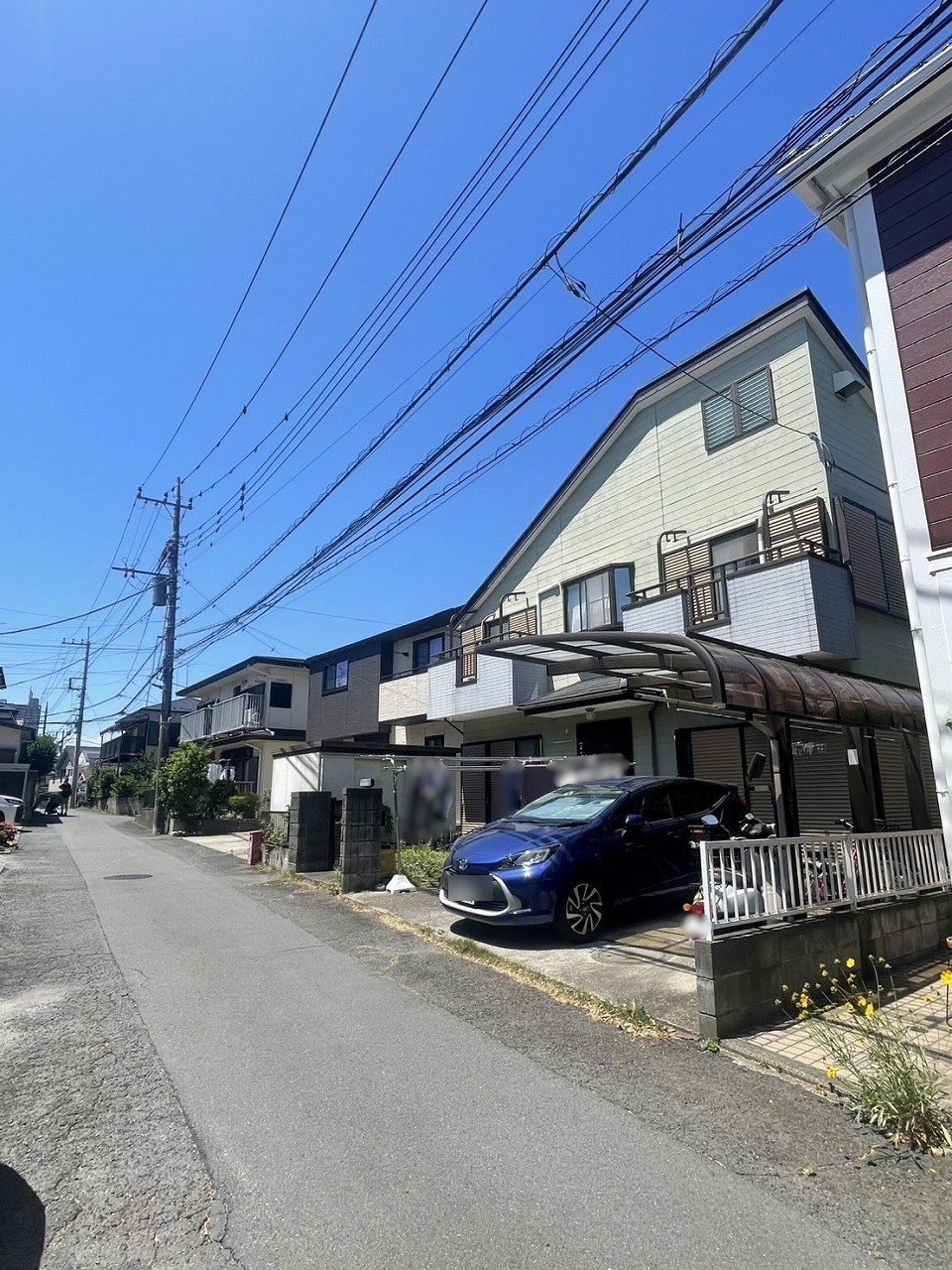 【前面道路含む現地】現況は古家がございます。建築可能な建物のボリュームや窓の位置などを参考にしていただけます。ぜひ、実際の住まいをイメージしながらご見学ください。