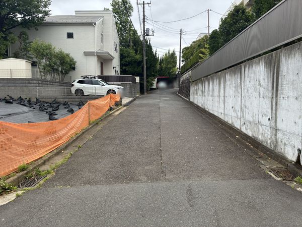 北東側前面道路