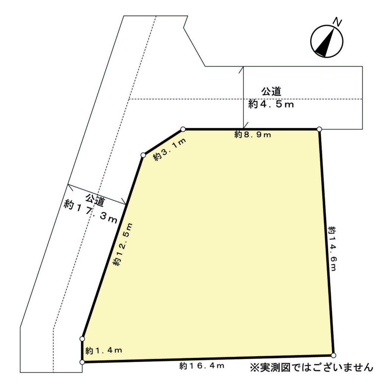 敷地面積62坪以上、ゆとりある広さの北西角地です。前面道路より高い位置にあるため、外からの視線が気になりにくいです。現況古家が建っているため、建築可能な建物の参考にしていただけます。