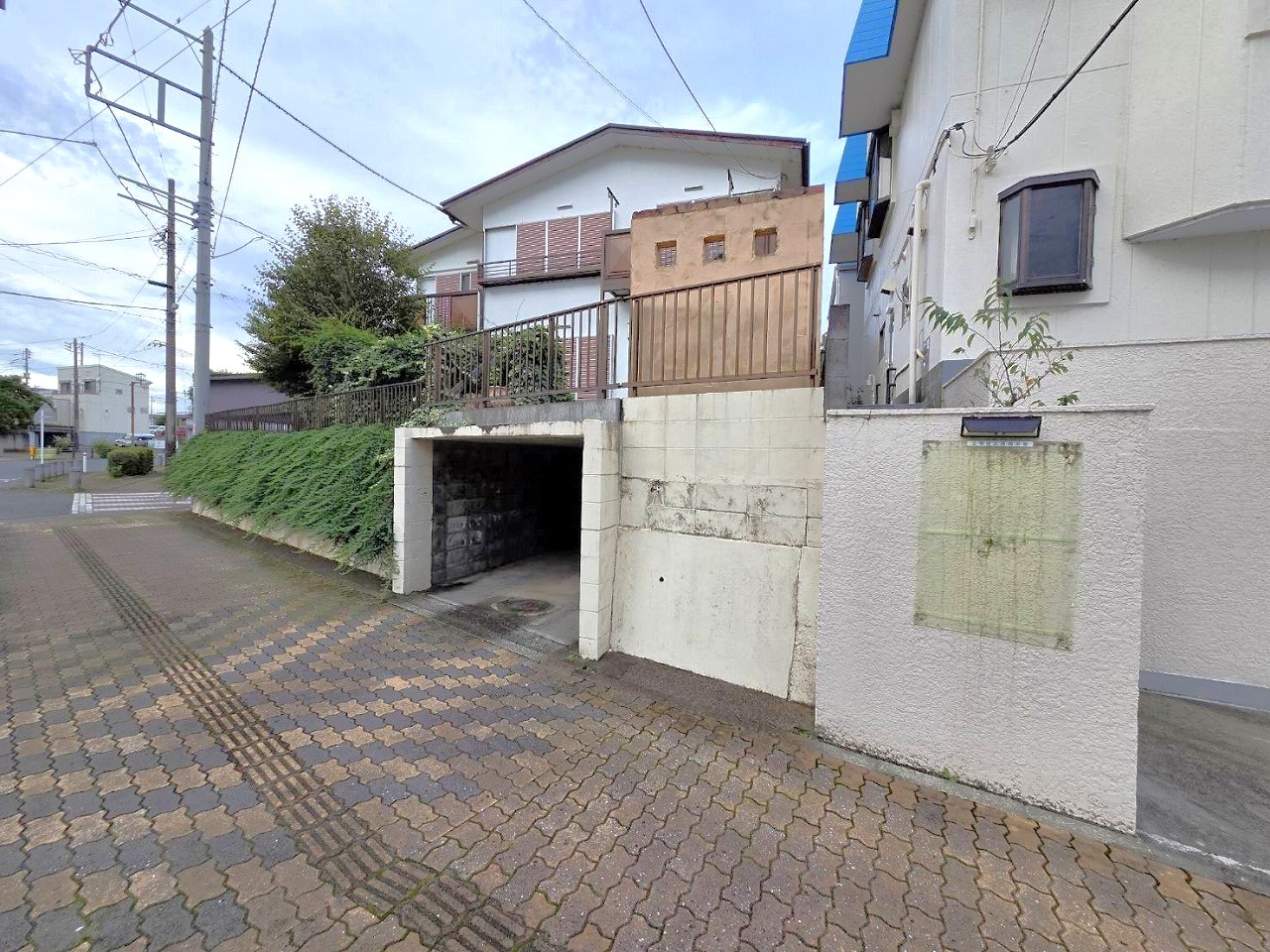 【前面道路含む現地】西側の前面道路には歩道が整備されています。小さなお子様やペットと一緒でも、安全確認がしやすいです。