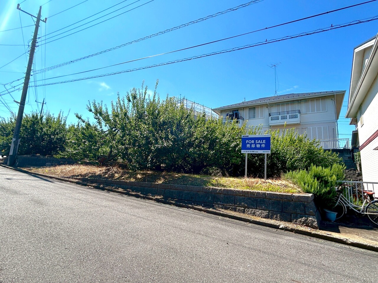 【前面道路含む現地写真】隣家との高低差を活かし、陽当り・風通しの良い住まいを実現可能です。実際の住環境などを、ぜひ一度現地でお確かめください。