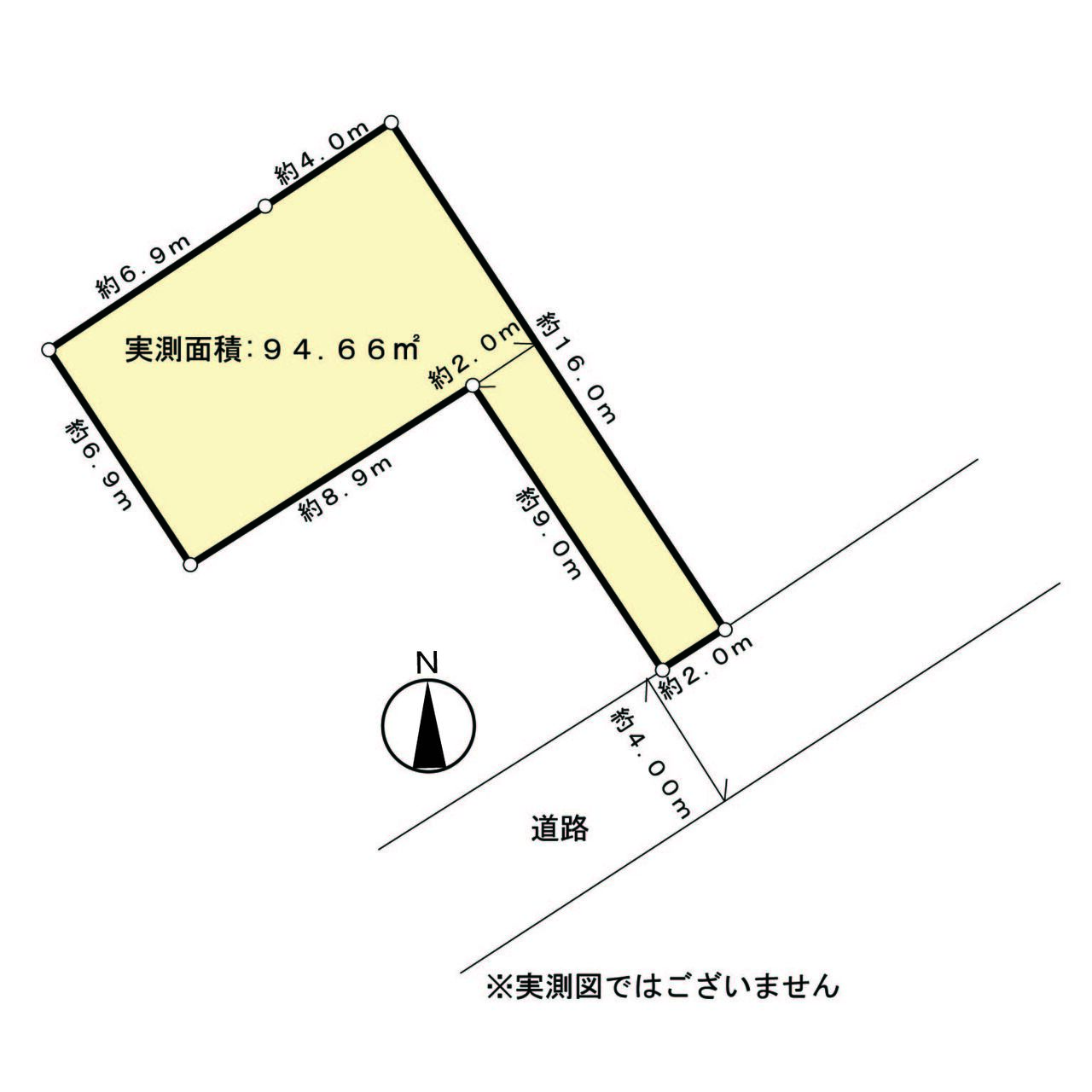 南東側の前面道路の幅員は約4.0m。道路から建物までほどよく距離があり、プライバシーを確保しやすい土地形状。現況古家があり、実際の陽当たりや隣家との間隔を考慮しながらのプランニングが可能です。