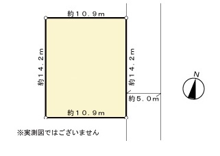 ゆったり約41.44坪、整った土地形状のため多彩なプランで建築可能です。前面道路の幅員は、南東側約5.1m、北東側約5ｍ。間口が広く、並列2台駐車可能なカースペースもご検討いただけます(車種による)。