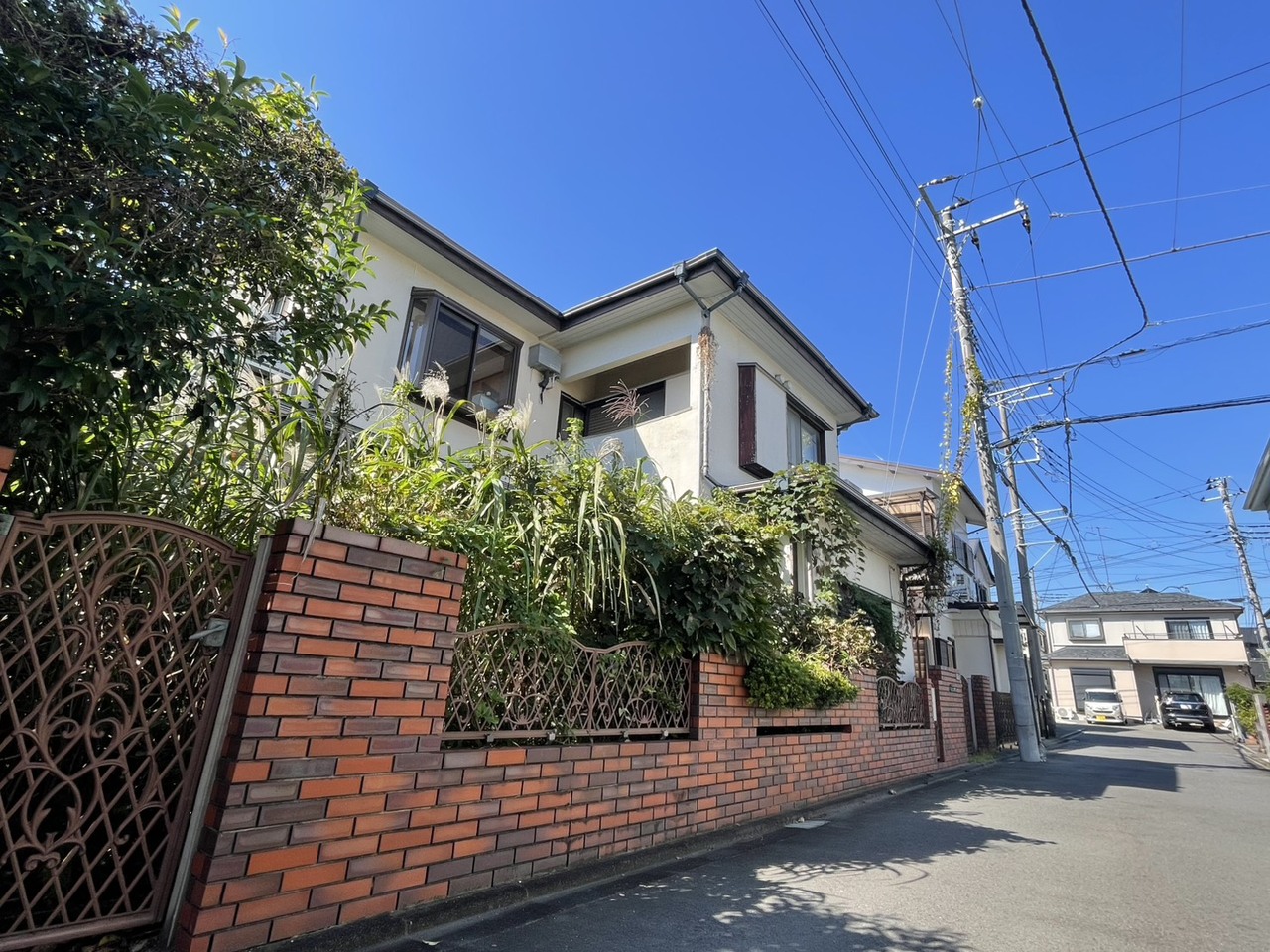 【前面道路含む現地写真】第一種低層住居専用地域に位置する、落ち着いた住環境。のびのびと子育てしたいご家族に嬉しい立地です。ぜひ現地にて、実際の陽当りや前面道路の交通量などをご確認くださいませ。