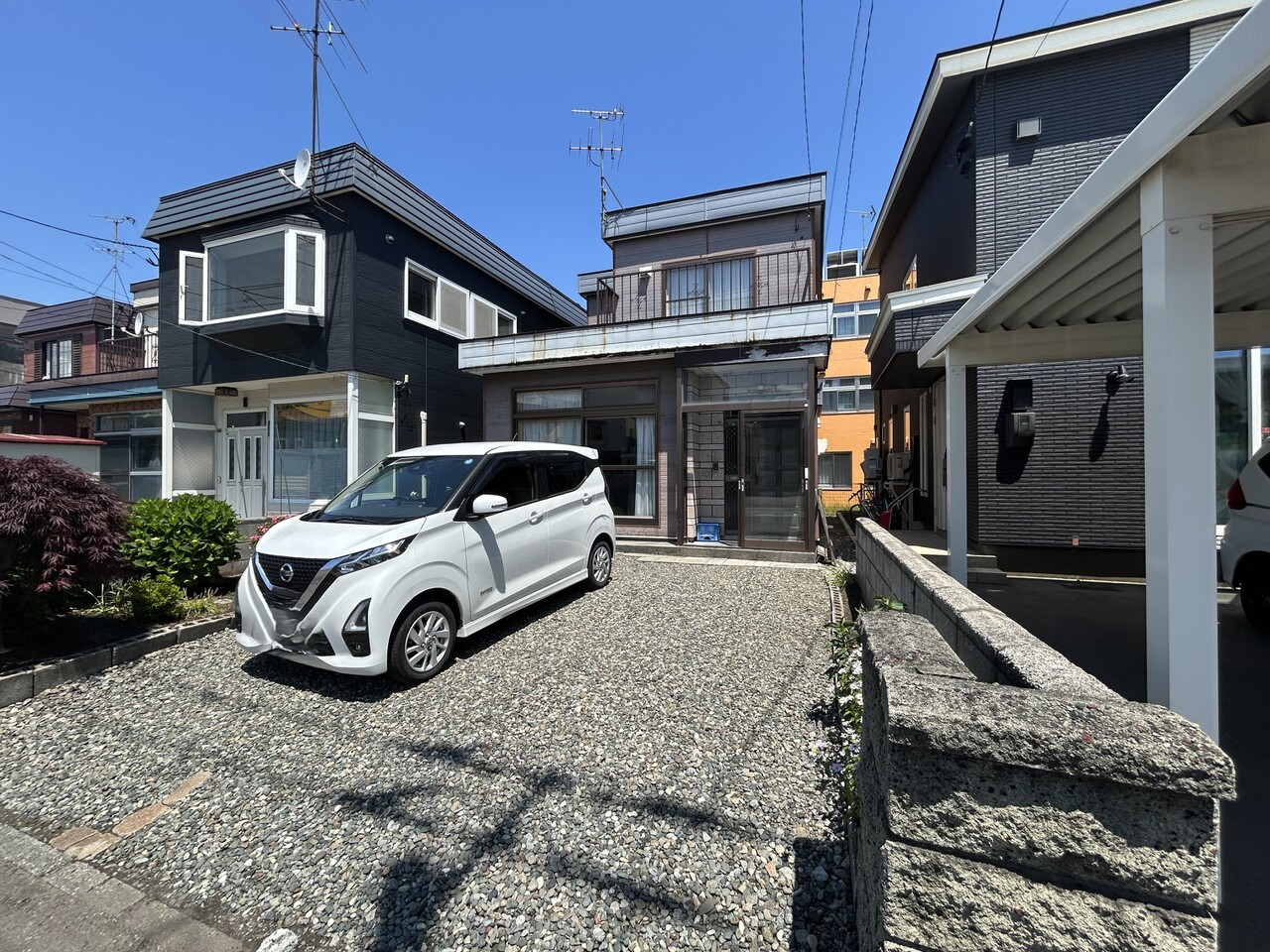 現在ある建物は売主様の負担で解体更地後にお引渡しとなります