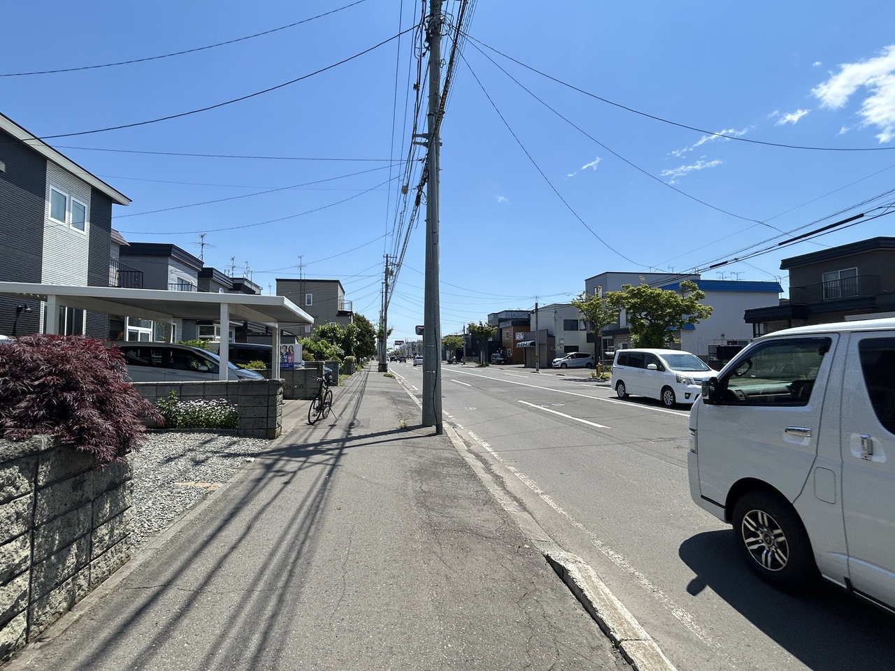 南西側に位置する前面道路「宮の森・北24条通」は幅員約20ｍあり採光良好です