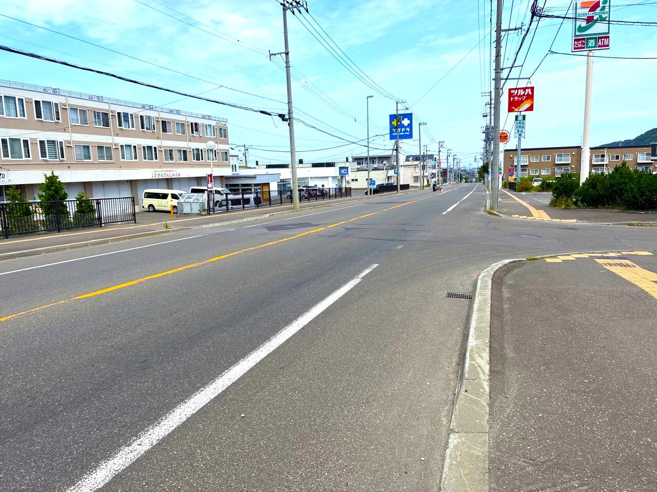 道路沿いにコンビニ、2つのドラッグストアがあります！
