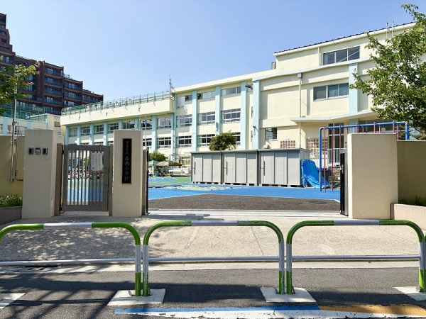 高南小学校まで約730m