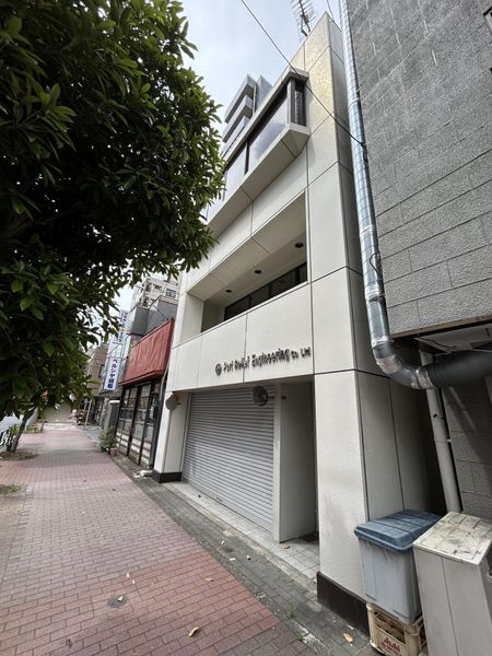南西側前面道路からの外観