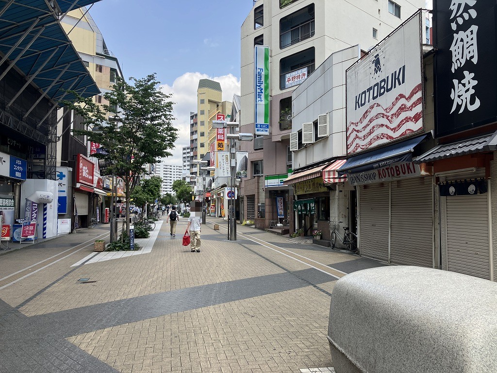 【前面道路含む現地】様々な業種の商店が集まる、西放射線ユーロードに面しています。車の走らない、歩行者専用の通りです。デザイン性の高いインターロッキングが施されています。