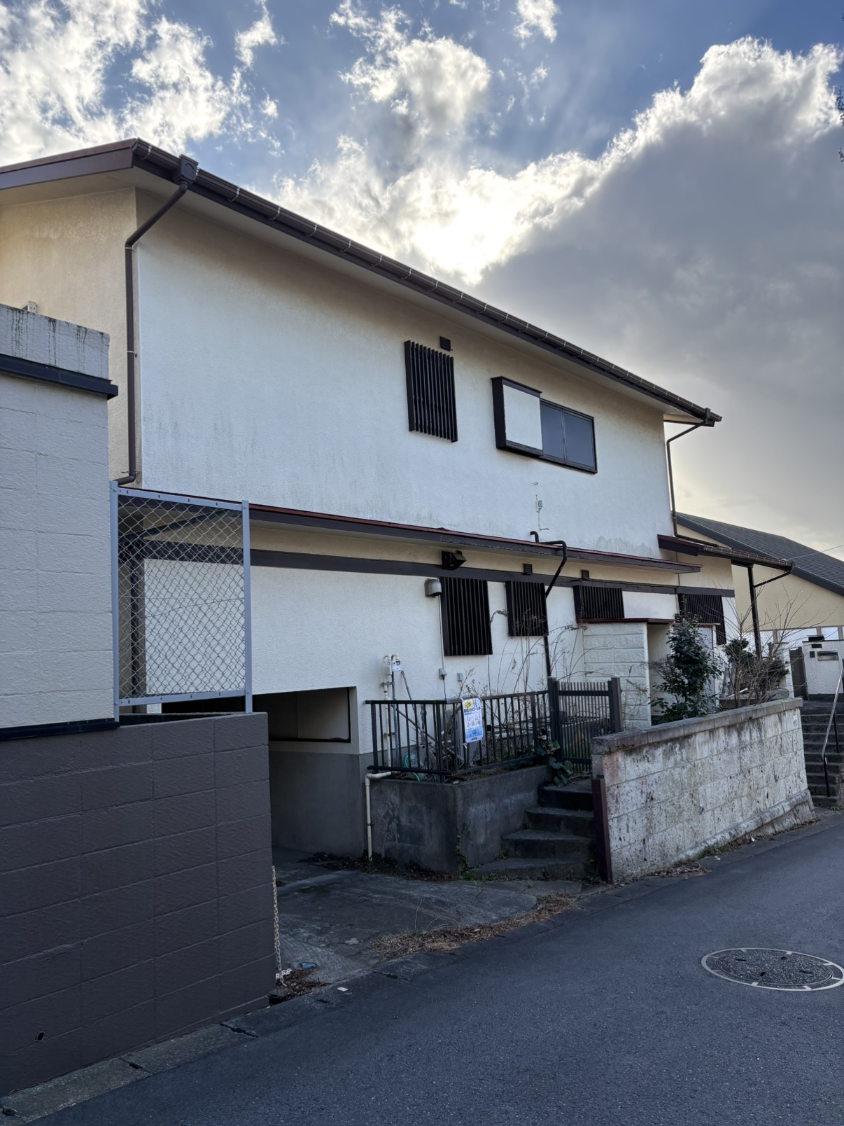 【現地写真】古家有、現況渡しです。建築条件は無く、お好きなハウスメーカーや工務店で建築可能です。ご家族のこだわりを反映した理想の住まいを叶えられます。