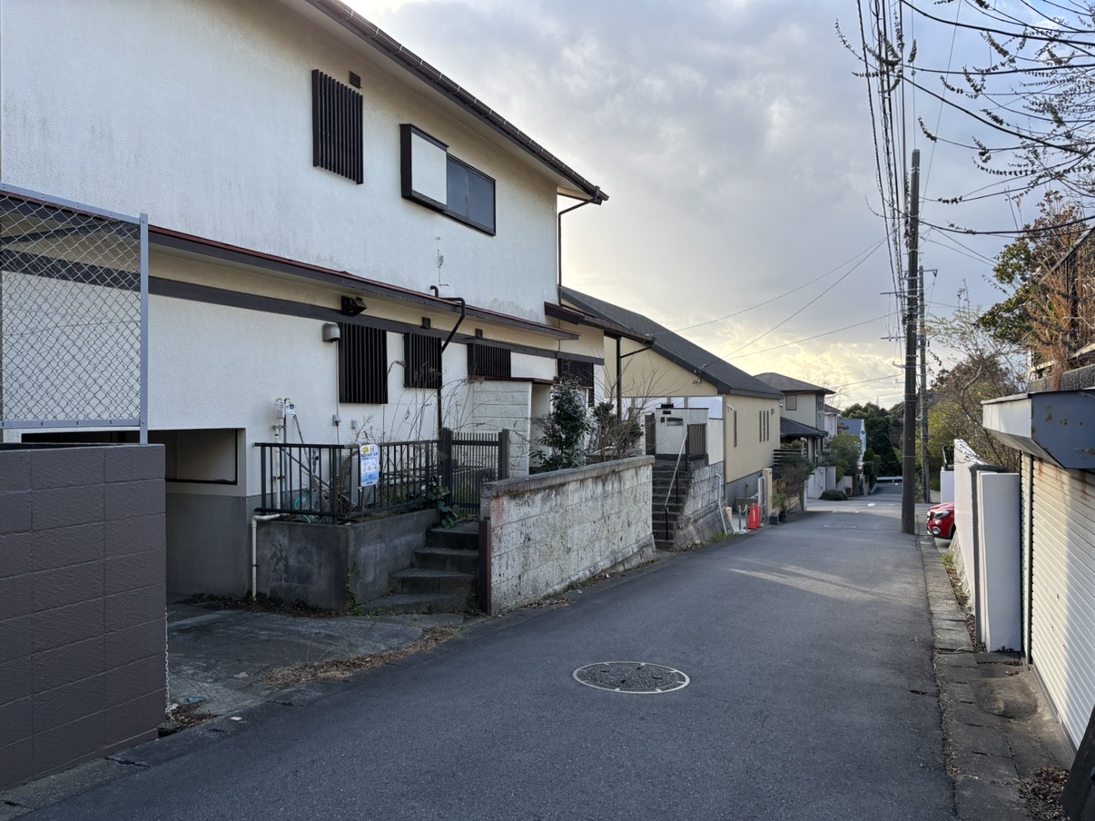 【前面道路含む現地写真】2駅利用可能な立地。スーパーやコンビニも徒歩11分圏内と、毎日のお買い物にも困りません。