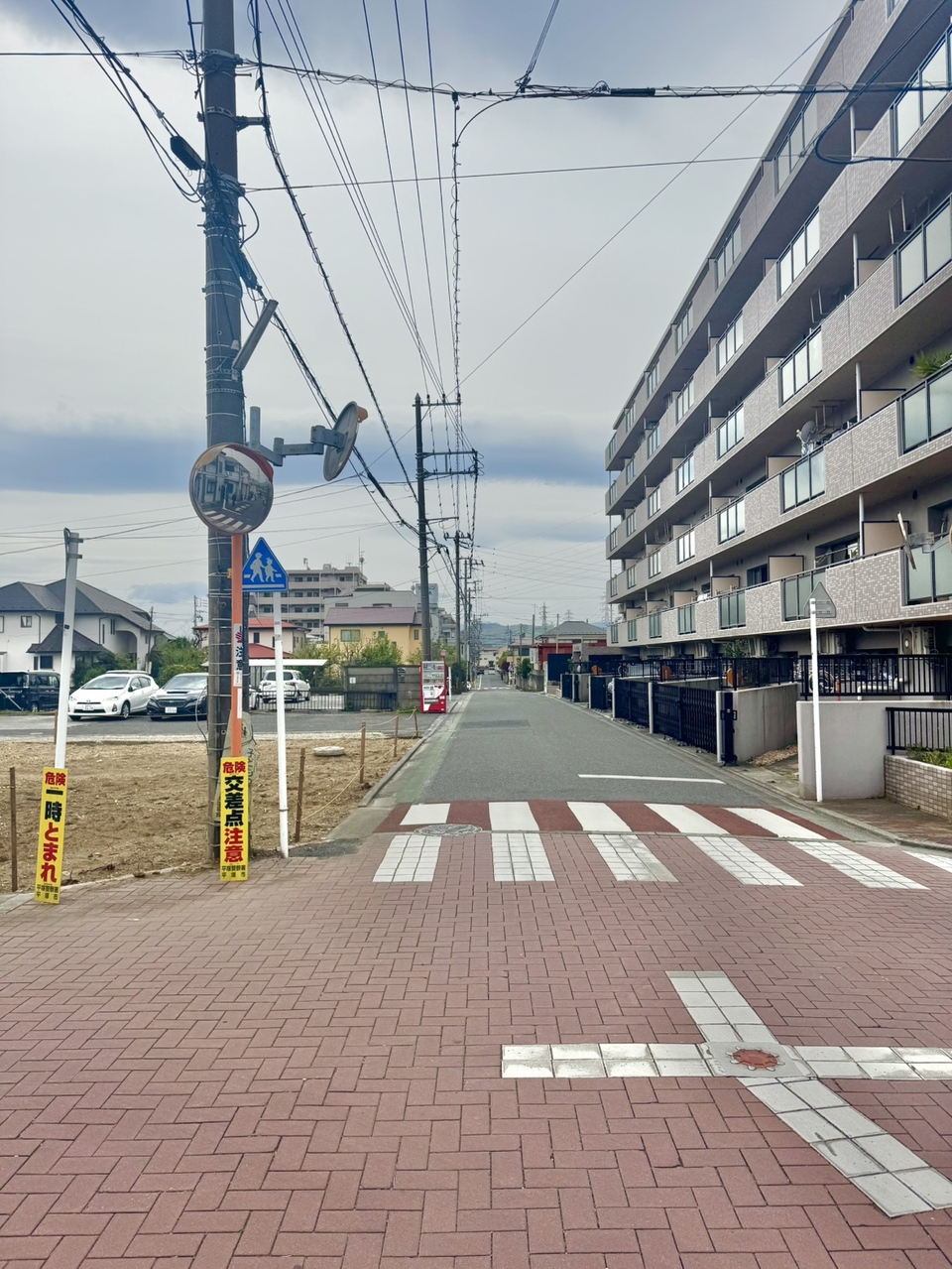 【前面道路含む現地写真】平塚市立中原小学校まで徒歩9分(約670m)、平塚市立中原中学校まで徒歩8分(約580m)。毎日の通学も、負担が少なく済みそうな距離です。