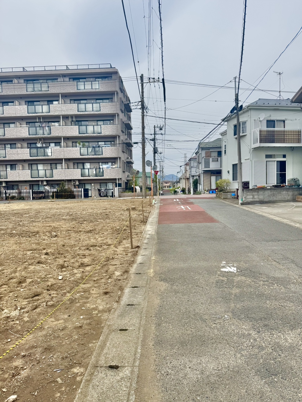 【前面道路含む現地写真】現況は更地。解体費用や手間はかかりません。