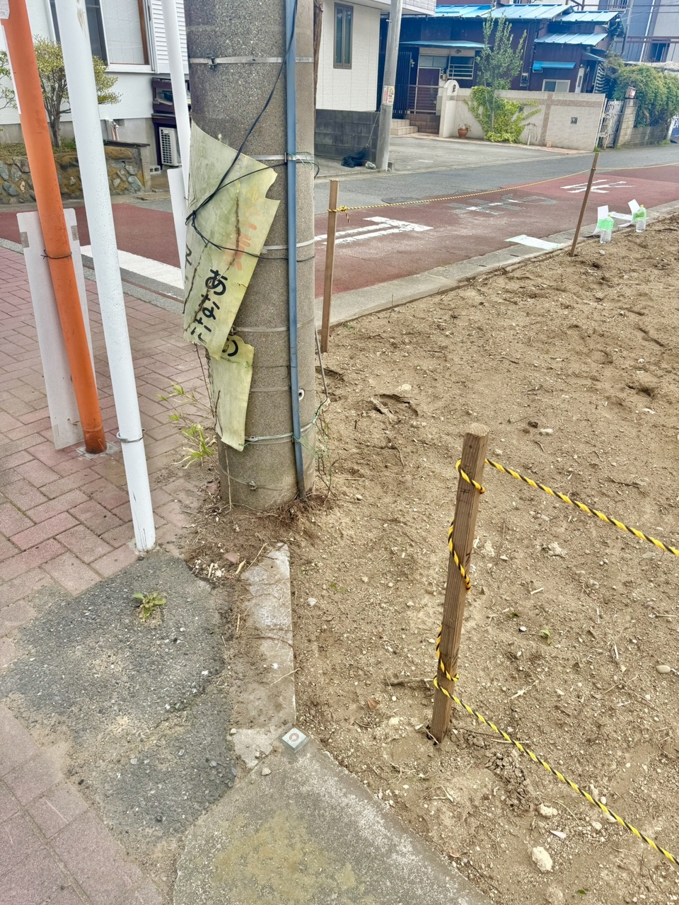 【現地写真】敷地と前面道路との高低差は少なく、車の出し入れなどもスムーズに行えそうです。