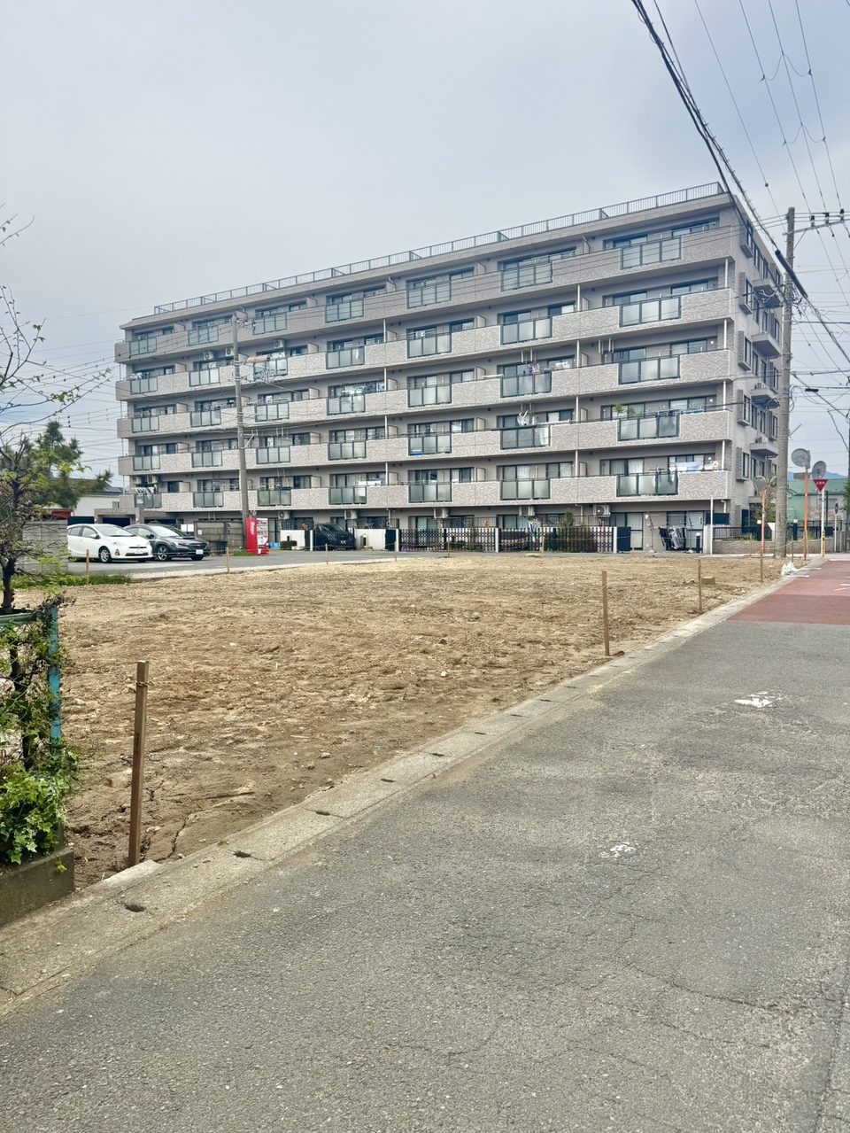 【現地土地写真】前面道路の間口は、北東側約9.1mで接道しており、ゆとりがございます。