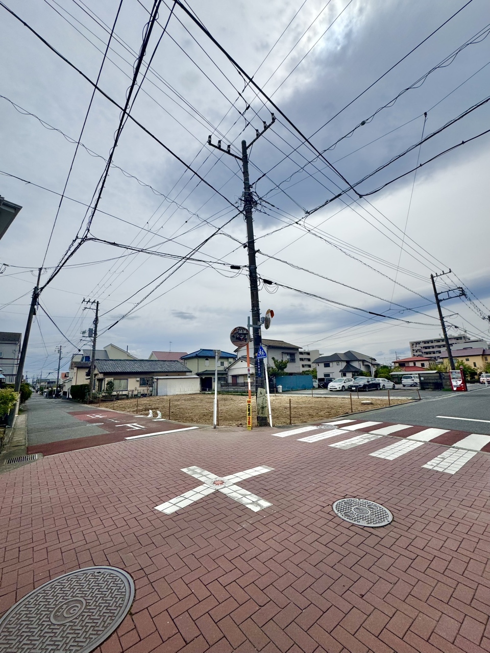 【前面道路含む現地写真】土地面積は132.43平米(約40.06坪)。ゆとりある敷地に、こだわりのマイホームが実現可能です。