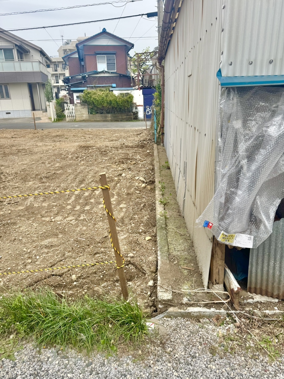 【現地土地写真】公営水道・都市ガスをご利用いただけます。お引渡し時期などはご相談ください。