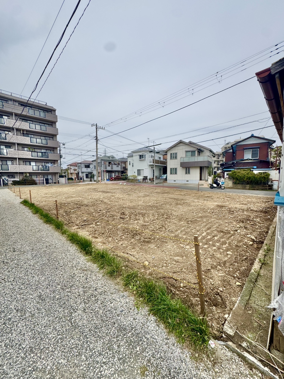 【現地土地写真】建ぺい率60%、容積率200%。建築可能な建物プラン例などお気軽にお問い合わせください。お待ちしております。