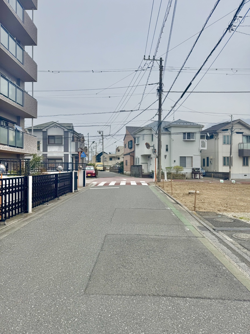 【前面道路含む現地写真】大きな道路に面していないため、車のエンジン音などを比較的気にせずに、お過ごしいただけます。