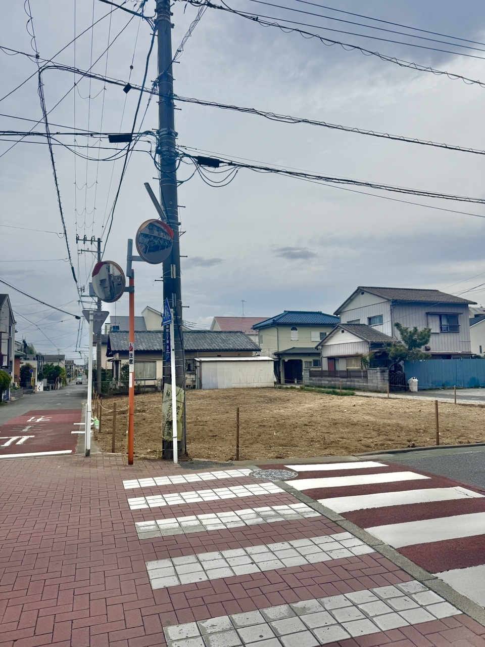 【前面道路含む現地写真】平塚市立中原小学校まで徒歩9分(約670m)、平塚市立中原中学校まで徒歩8分(約580m)。毎日の通学や行事に参加する保護者にも負担が少ない距離です。